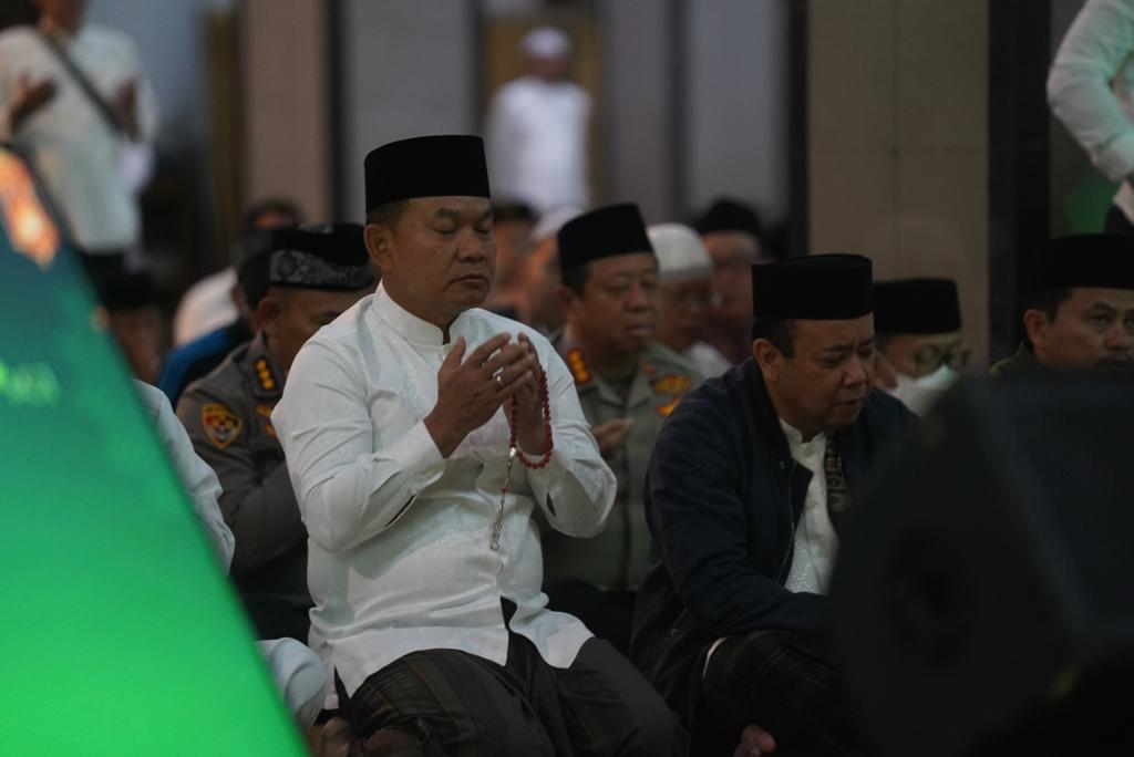 Kasad Bersama Kyai Cholil Nafis Sholat Subuh Berjamaah Dan Khotmul