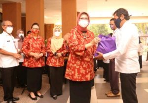 Sambut Bulan Ramadhan Dan Hari Kartini, DWP Kota Pasuruan Bagikan Ratusan Sembako Untuk Warga