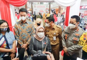 Ibu Rini Indriyani Eri Cahyadi memaparkan acara Pameran UMKM di Atrium Kaza Mall Surabaya (*)