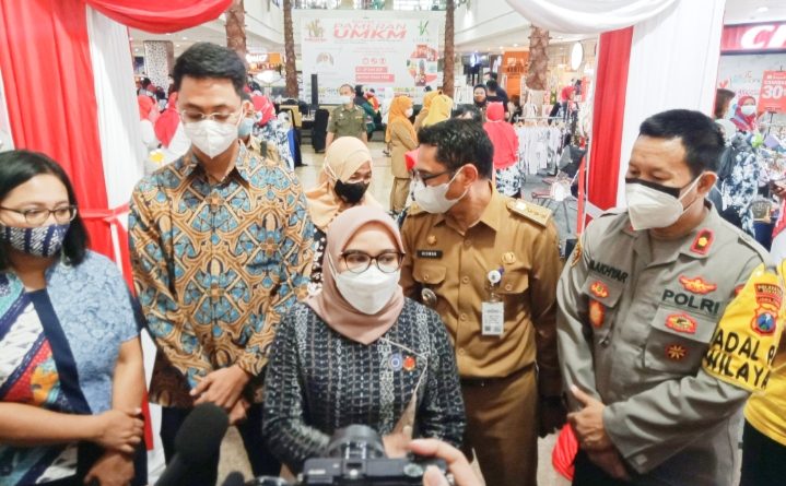 Ibu Rini Indriyani Eri Cahyadi memaparkan acara Pameran UMKM di Atrium Kaza Mall Surabaya (*)