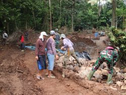 Anggota Satgas TMMD ke 123 Kodim 0412/LU bersama warga berjibaku angkut Batu Pembuatan Leneng Gorong Gorong