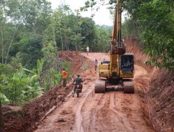 Alat Berat diterjunkan TMMD ke 123 Kodim 0412/LU di Desa Subik.