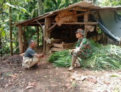 Anggota Satgas TMMD ke 123 Kodim 0412/LU Komsos dengan Peternak Sapi.