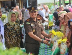 Bupati Parosil Apresiasi Kegiatan Bazar Murah yang Diselenggarakan Kejari Lampung Barat