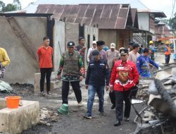 Pasca Kebakaran, Wakil Bupati Lambar Sambangi Korban dan Berikan Bantuan.  