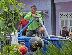 Parosil Apresiasi Penjual Air Deruman Turut Bejibaku Pemadaman Kebakaran di Gunung Sugih. 