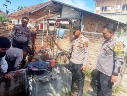 Respon Cepat, Personel Polsek Kotabumi Kota Evakuasi Warga Yang Jatuh di Dalam Sumur