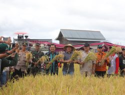 Parosil Mabsus Canangkan Modernisasi Pertanian di Sawah Lega: Petani Adalah Penjaga NKRI