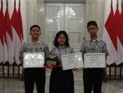 Pramono Menyerahkan Piala Gubernur ke SMP N 115 Juara Teka-Teki Gen Alpha