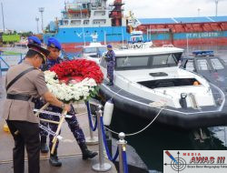 *Polda Lampung Gelar Upacara Ziarah dan Tabur Bunga di Laut, Peringati Hari Bhayangkara ke-79*