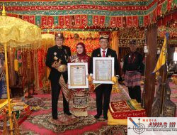 Kapolda Lampung Irjen Pol. Helmy Santika S.H., S.IK., M.Si Terima Gelar Adat.