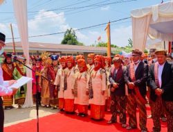 Lirik Lagu Palipua Jiwa Lara – Diyah Agriana, Angin Barambuihlah Baa Riakkan Aia Nan Tanang

Terjemahan:
Lirik Lagu Palipua Jiwa Lara – Diyah Agriana, Angin Barambuihlah Baa Berkibar Di Atas Air yang Tenang