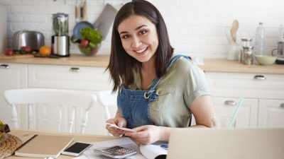 4 Strategi Menghadapi Pendapatan Tidak Stabil bagi Pekerja Lepas Agar Keuangan Tetap Aman