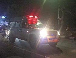 Sebelum Dibawa ke Lorena Maumere, Keluarga Antar Jenazah Ebit Ke Polres Sikka