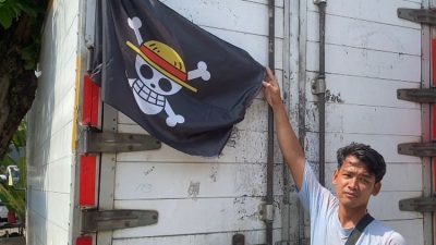 Sopir Truk Bekasi Angkat Bendera One Piace: Ekonomi Naik Turun