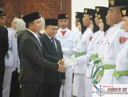 Bupati Parosil Kukuhkan 50 Anggota Paskibraka pada Peringatan HUT ke-80 RI