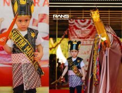 Sus Rini Ubah Plastik Jadi Busana Tradisional di Show Mode Keluarga Rans