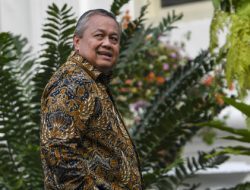 Prabowo Berikan Bintang Mahaputera Utama kepada Gubernur BI Perry Warjiyo