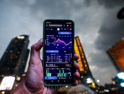 Rekomendasi Saham ARTO, HRUM, dan WIFI Jika IHSG Tembus 8.000 Hari Ini