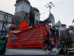 Polisi Atur Lalu Lintas di Depan DPR RI Akibat Demo Hari Tani Nasional