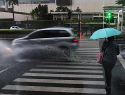 BMKG: Waspadai Cuaca Berawan dan Hujan Ringan dengan Petir di Kota-Kota Besar Indonesia