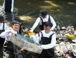 Telkom Kolaborasi dengan Pandawara Bersihkan Sungai Cioray Bandung