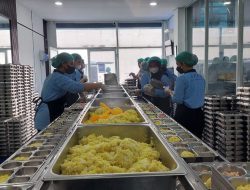 Sambil Menangis, Wakil Kepala BGN Minta Maaf atas Keracunan MBG di Wilayah Terdampak