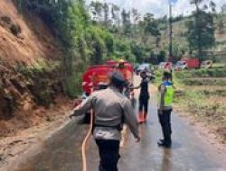 Longsor Tutup Jalan di Wonosobo, Upaya Polisi dan Relawan Layak Dicontoh