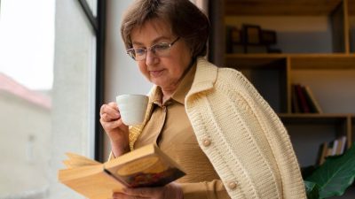 8 Tanda Kecerdasan yang Menunjukkan Pikiran Hebat Meski Berusia Lanjut