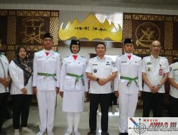 Bupati Parosil Serahkan Tali Asih kepada Tiga Paskibraka Lampung Barat yang Harumkan Daerah di Tingkat Provinsi