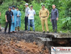 Bupati Lampung Barat Tinjau Jalan Liwa – Hanakau Yang Putus Akibat Longsor. 