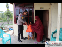 Kapolres Lampung Barat Salurkan Bansos kepada Masyarakat Kurang Mampu.