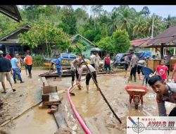 Polres Lampung Barat Sigap, Turunkan Puluhan Personel Bantu Warga Suoh Pasca Banjir Bandang