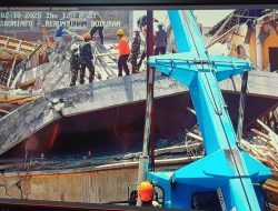 Tangis Pecah! Keluarga Korban Ponpes Al Khoziny Minta SAR Angkat Puing dengan Alat Berat