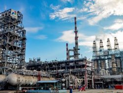 Tim Bahlil Tiba di Kilang Dumai untuk Periksa Kebakaran