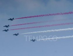 Simulasi Duel Pesawat Tempur F-16 dan Golden Eagle dalam Perayaan HUT ke-80 TNI