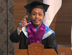 Setelah 16 Tahun Menunda Kuliah, Furry Setya ‘Purnomo’ Akhirnya Wisuda di UPGRIS
