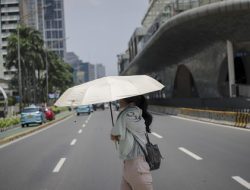 Foto: Aktivitas Warga Jakarta Saat Cuaca Panas