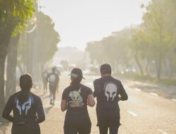 Pelari Surabaya Berlari Melawan Cuaca Ekstrem, Pengaturan Waktu Jadi Kunci