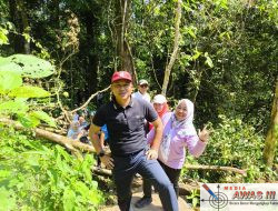Curug Semantung: Wisata Alam yang “Dikawal” Bupati Parosil Mabsus