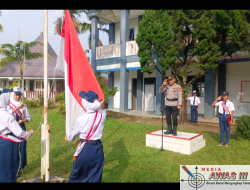 Sat Binmas Polres Lampung Barat menjadi Pembina Upacara di SMPN 3 Liwa