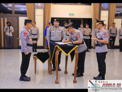 Kapolri Pimpin Sertijab, Kapolda Lampung Irjen Pol Helmy Santika Serahkan Tongkat Komando Kepada Irjen Pol Helfi Assegaf