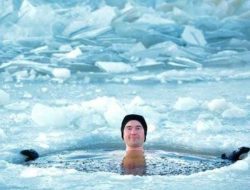 Wajib Coba! 7 Manfaat Mandi Es yang Luar Biasa