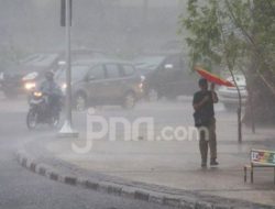 Peringatan BMKG: Hujan Petir dan Banjir Rob Hari Ini