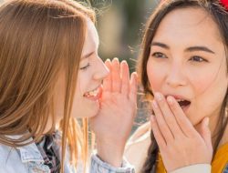 Mengapa Orang Suka Bergosip? Ini 10 Alasan Psikologis Mereka Bicarakan Orang Lain di Belakang