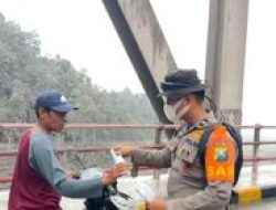 Abu Vulkanik Semeru Menebal, Polda Jatim Bagikan Masker di Jembatan Curah Kobokan