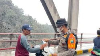 Abu Vulkanik Semeru Menebal, Polda Jatim Bagikan Masker di Jembatan Curah Kobokan