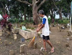 Kisah Penjaga Makam di Jombang yang Rela Bekerja Tanpa Gaji Tetap