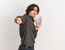 5 Zodiak yang Dibanjiri Rezeki Besar November 2025: Aliran Energi Semesta yang Mengubah Hidup Anda