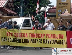 Puskaptis Kabupaten Banyuwangi kembali menggelar aksi unjuk rasa damai di depan Kantor Dinas Pekerjaan Umum Cipta Karya, Perumahan dan Permukiman (PU CKPP).